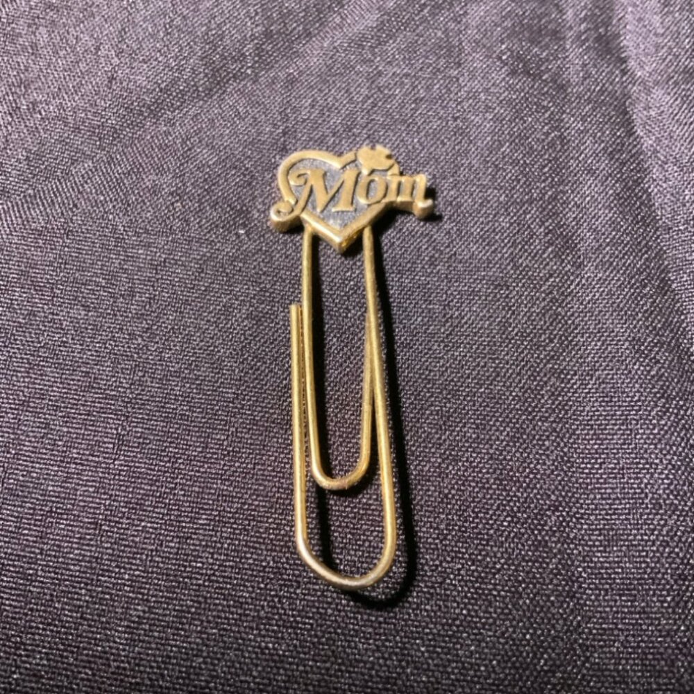 Vtg. Gold Filled “Mom” Bible/Book Page‎ Pin (Br)